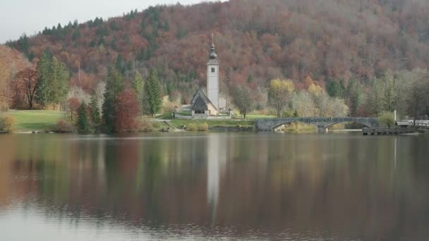 Úzký Záběr Kostela Jezera Bohinj Dokonalým Klidným Odrazem — Stock video