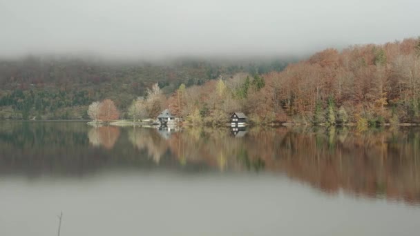 Reflejo Del Lago Bohinj Durante Temporada Otoño Con Increíbles Colores — Vídeo de stock