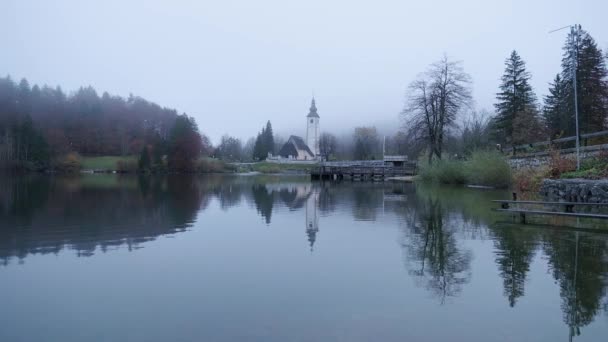 Niebla Matutina Lago Bohinj Con Reflejo Perfectamente Inmóvil Iglesia Lago — Vídeos de Stock