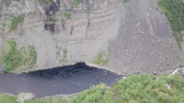Les Pagayeurs Freinent Sur Banc Rivière Alta Canoening Est Passe — Video