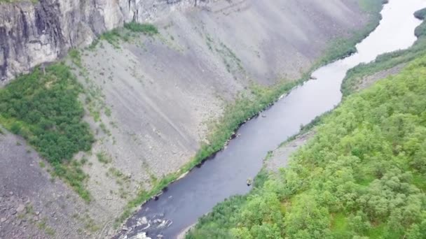 ノルウェー北部は有名なブロガーやブロガーの楽園です ラッシュ時間なしの純粋な自然と飲料水きれいな水 — ストック動画