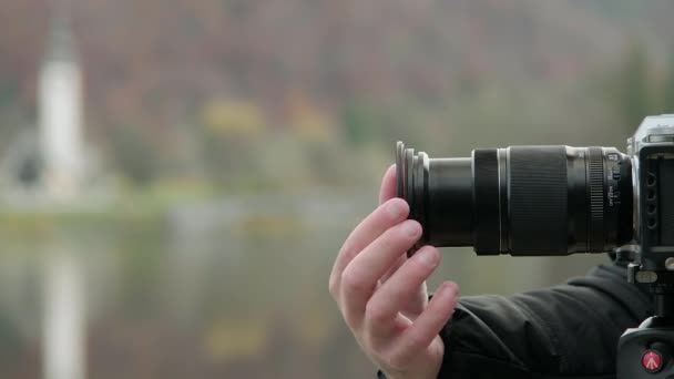 Fotograf Umieszcza Filtr Przodu Obiektywu Następnie Dostosowuje Ustawienia Kamery — Wideo stockowe