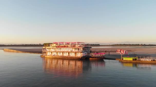 Aerial Parallax Shot Yacht Docked River Side Brahmaptra River 以山脉为背景的日落景观 — 图库视频影像