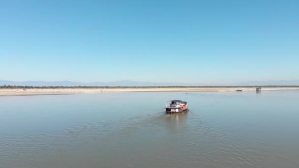4K无人机跟随游艇沿着一条背景是美丽山脉的河流航行而下 — 图库视频影像