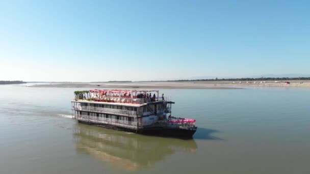 在阳光灿烂的日子 4K无人驾驶游艇在美丽的布拉马普特拉河上航行的镜头 — 图库视频影像