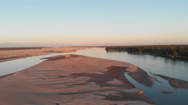 4K冬季以山地为背景的河岸抽象砂层空中拍摄 — 图库视频影像