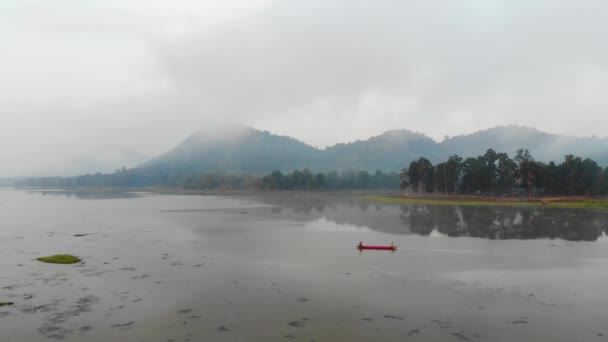 霧の多い山に囲まれた湖での4Kシネマティックな空中撮影 朝の景色 チャンビ湖 — ストック動画