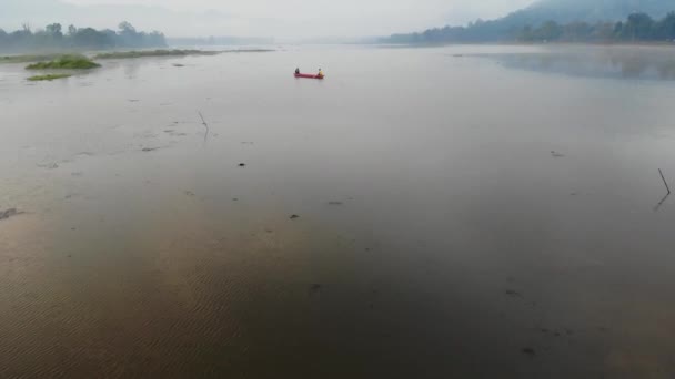 空の湖でボートのショットで4K空中飛行 美しい朝の霧の景色 チャンビ湖 — ストック動画