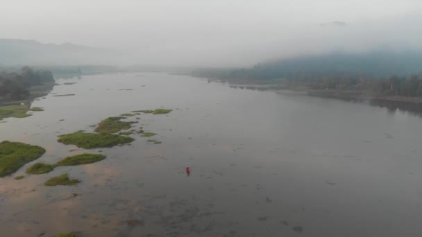 霧に覆われた山々に囲まれた湖の壮大な空中景観 朝の景色 チャンビ湖 — ストック動画