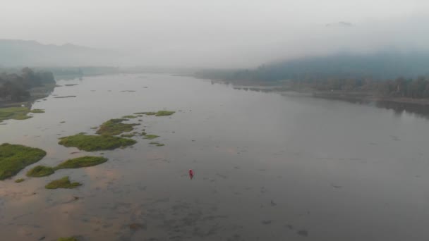 Epic Letecký Pohled Jezero Obklopené Horami Pokrytými Mlhou Ranní Pohled — Stock video