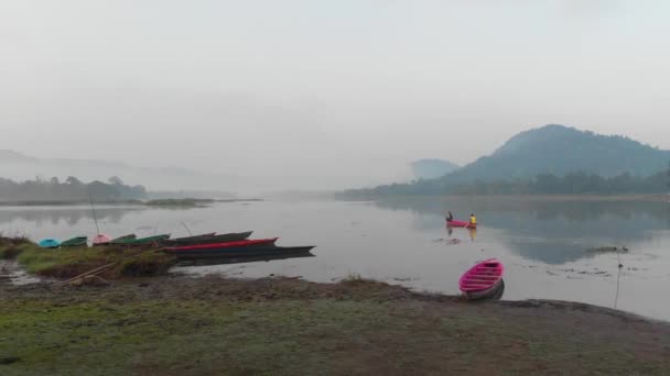 Filmluftaufnahme Eines Bootes Auf Einem See Morgens Neblige Landschaft Tschandubi — Stockvideo