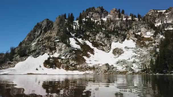 Ηρεμία Και Ανακλαστική Επιφάνεια Της Λίμνης Έκπληξη Και Βουνά Πέρα — Αρχείο Βίντεο