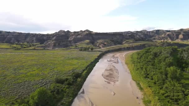 Panning Utsikt Över Little Missouri Floden Med Utsikt Över Theodore — Stockvideo