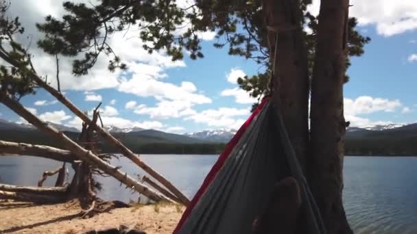 Pohled Houpací Sítě Houpající Větru Přehrady Zasněženými Horami Pozadí Letní — Stock video