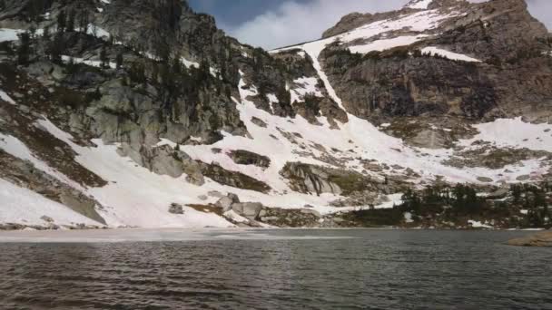 Vista Las Aguas Que Soplan Hielo Nieve Lago Del Anfiteatro — Vídeo de stock