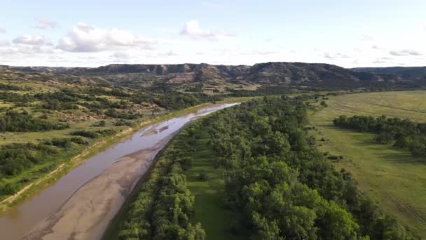 Latanie Kierunku Parku Narodowego Theodore Roosevelt North Unit Przez Rzekę — Wideo stockowe