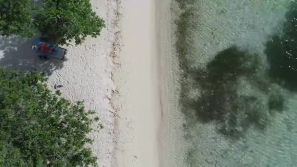 キュラソーのサンタバーバラビーチの空中上空からの上昇ショット — ストック動画