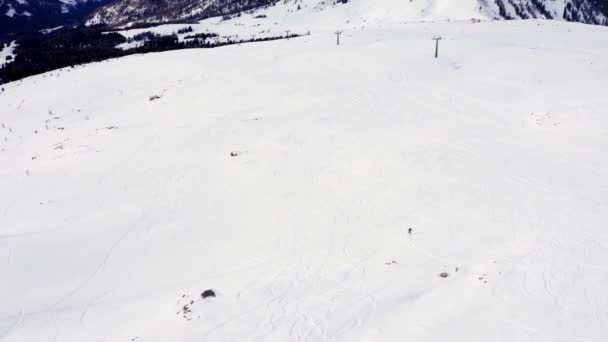Вид Воздуха Лыжника Медленно Спускается Заснеженной Горы Прекрасный Холодный Зимний — стоковое видео