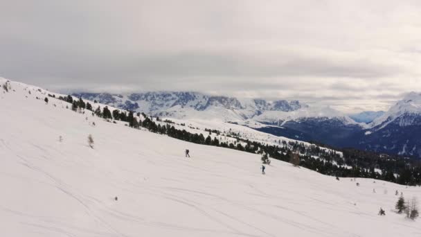 Epische Luchtfoto Van Sneeuwschoenwandelaars Verse Sneeuw Italiaanse Berg Mooie Besneeuwde — Stockvideo