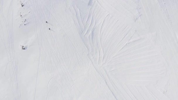 Повітряна Вершина Двух Людей Йде Сніжній Дорозі Нагору Високий Кут — стокове відео