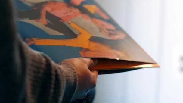 Twee Keer Een Gele Vinylplaat Uit Zijn Cover Halen — Stockvideo