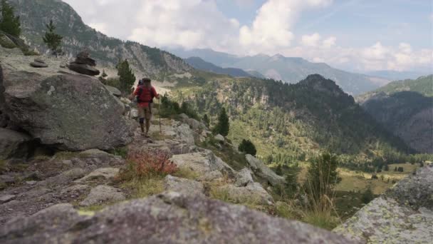 Randonneur Masculin Avec Bâtons Randonnée Trekking Dans Sentier Rocheux Dans — Video