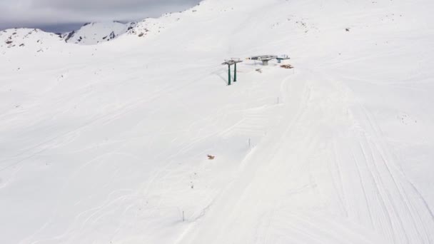 在意大利山脉的山顶上 空中鸟用眼睛拍下了滑雪升降的镜头 没有人 没有旅游 关闭的滑雪区 Alpe Lusia 意大利 — 图库视频影像