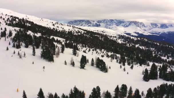 Flygfåglar Ögonkast Skidåkare Skidåkning Tom Snöig Pist Covid Och Bakgrunden — Stockvideo