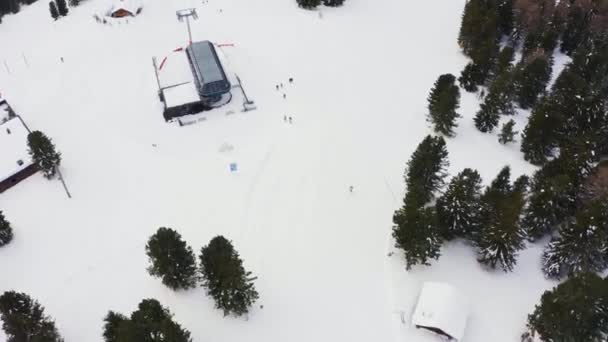 滑雪者沿着滑雪车滑下高山的空中轨迹拍摄 乘滑雪车上坡的人都关门了 — 图库视频影像