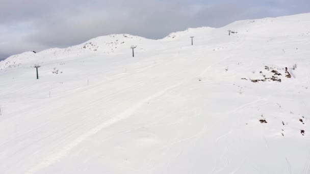 意大利Covid 19大流行病期间 空中飞越空无一人的Ski地区 Alpe Lusia用密闭的滑雪电梯 — 图库视频影像