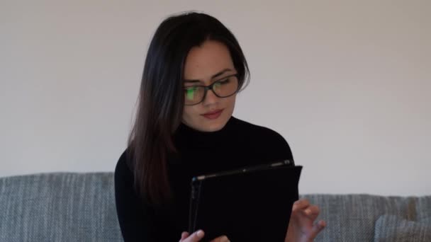 Πορτρέτο Μιας Νεαρής Γυναίκας Που Χαμογελά Ενώ Χρησιμοποιεί Tablet Ένα — Αρχείο Βίντεο