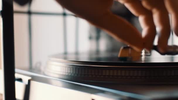 Müzik Çalmak Için Bir Pikabın Iğnesini Vinile Düşürmek — Stok video