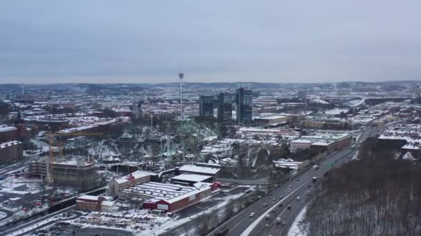 Luftaufnahmen Über Autobahn Und Freizeitpark Göteborg Schweden Liseberg Winter Eingefangen — Stockvideo