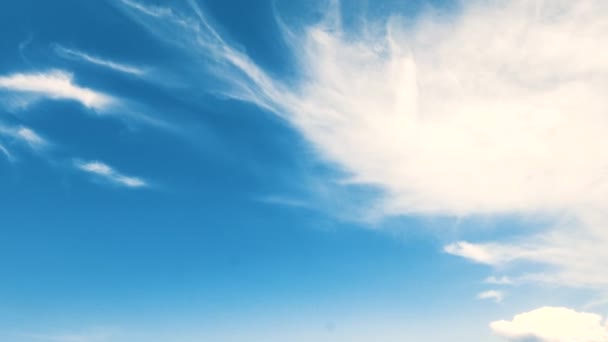 Mavi Gökyüzünde Beyaz Bulutların Zaman Akışı Bulutlar Farklı Yönlere Hareket — Stok video