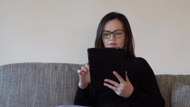 Handbild Einer Jungen Frau Die Mit Einem Tablet Auf Einer — Stockvideo