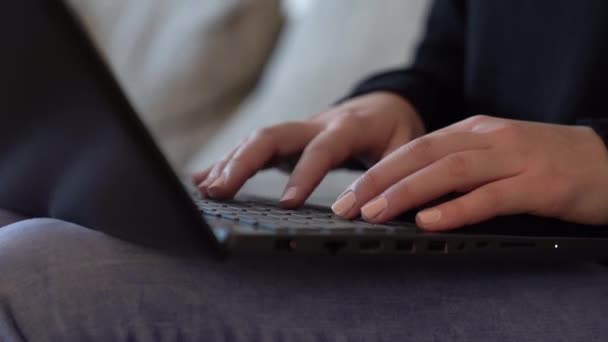 Tembakan Jarak Dekat Dari Tangan Seorang Wanita Menggunakan Laptop Pangkuannya — Stok Video