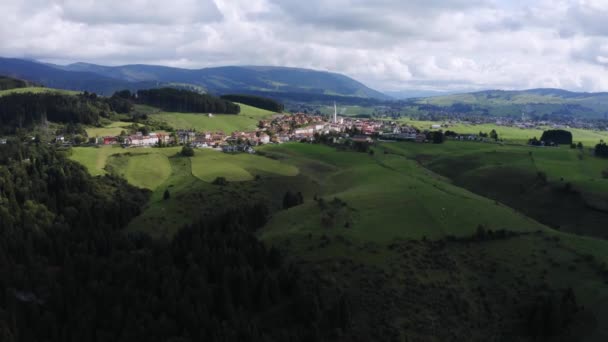 Talya Güneşli Bulutlu Bir Günde Camporovere Köyü Nün Havadan Çekilmiş — Stok video