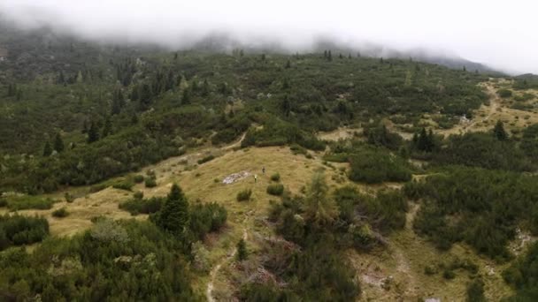 Luftaufnahme Eines Paares Das Den Altopiano Asiago Bei Wolken Und — Stockvideo