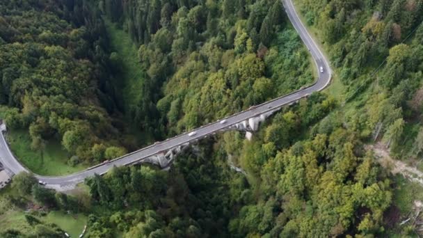Luftaufnahme Einer Spektakulären Brücke Mit Fahrenden Autos Auf Der Straße — Stockvideo