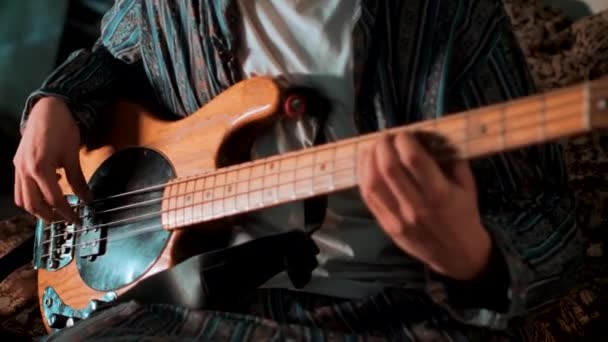 Człowiek Gra Gitarze Basowej Podczas Przesunięcia Ostrości — Wideo stockowe