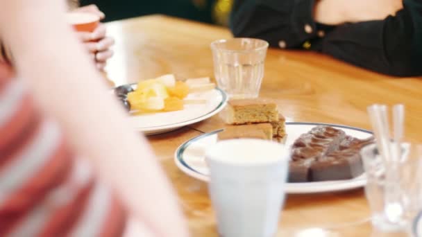 Deliciosos Lanches Uma Mesa Madeira Durante Uma Pausa Para Almoço — Vídeo de Stock