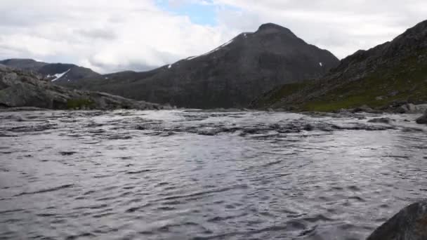 Rzeka Lub Strumień Przepływający Przez Malowniczy Region Górski Norwegii — Wideo stockowe