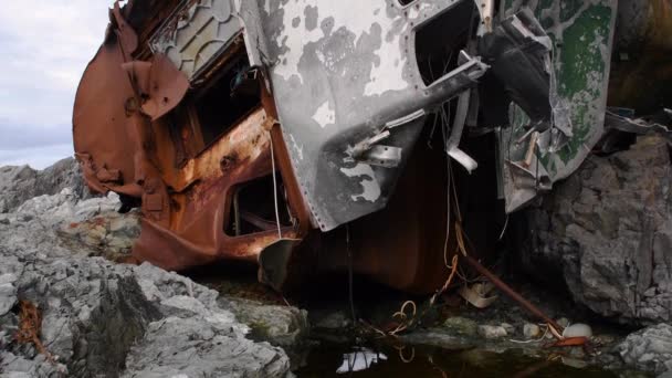 Kayalık Sahilde Paslı Bir Gemi Enkazı Terk Edilmiş Römorkör Deniz — Stok video