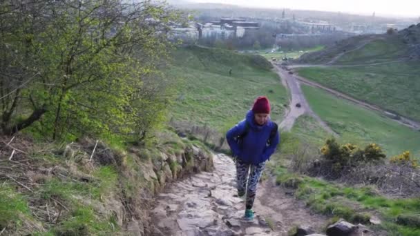 Slowmo Von Attraktivem Mädchen Wandert Arthurs Sitz Edinburgh Schottland — Stockvideo