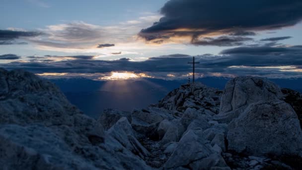 Άνθρωποι Δίπλα Σταυρό Στην Κορυφή Του Corno Bianco Mount Στο — Αρχείο Βίντεο