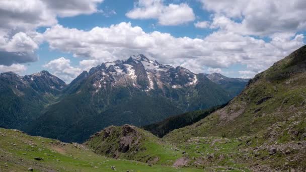 Beyaz Bulutlar Cima Asta Dağının Üzerinden Hızla Geçiyor Zaman Aşımı — Stok video