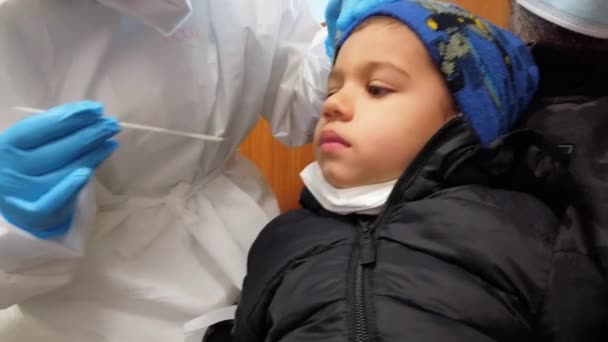 Νοσοκόμα Εισάγει Ρινικό Κάλυμμα Μέσα Στο Ρουθούνι Του Παιδιού Covid — Αρχείο Βίντεο