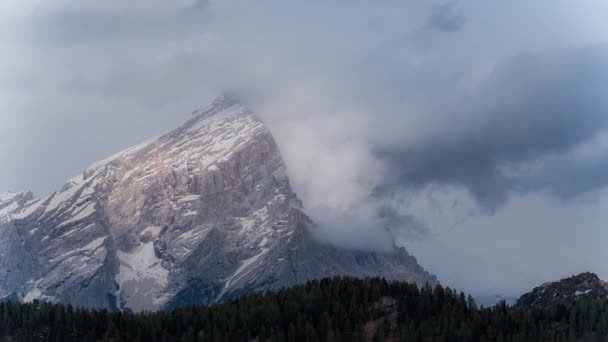 Nuvole Bianche Che Muovono Veloci Sulla Cima Del Monte Antelao — Video Stock