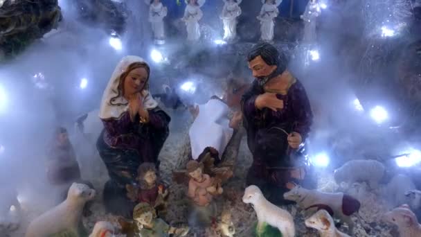 Noel Arifesinde Aydınlatılmış Doğum Sahnesinin Üzerine Yakın Plan Duman — Stok video