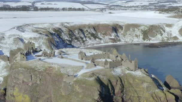 Vista Aérea Las Ruinas Del Castillo Dunnottar Rodeadas Nieve Soleado — Vídeos de Stock